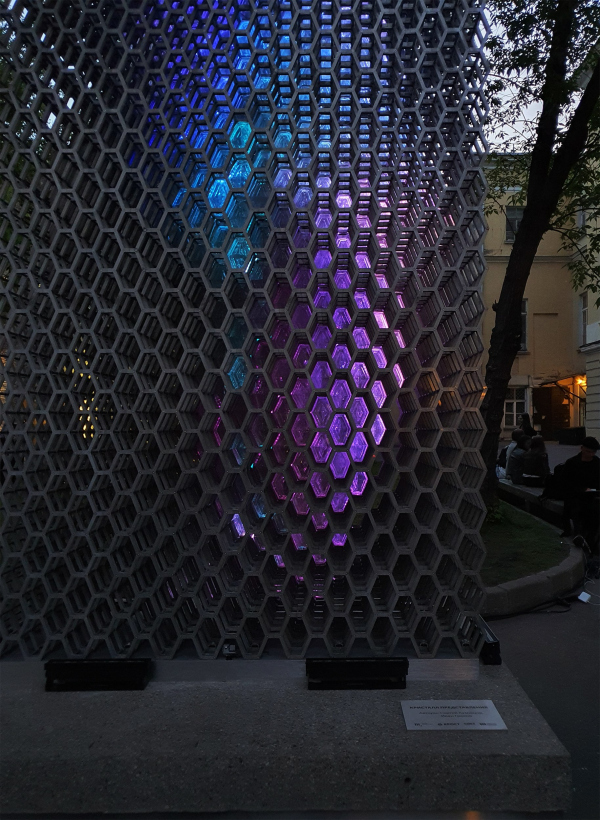 “Crystal of Perception” art object in the yard of the Architecture Museum. Author: Sergey Kuznetsov, co-author: Ivan Grekov, KROST production, 2024 Copyright: Photograph  Julia Tarabarina / Archi.ru