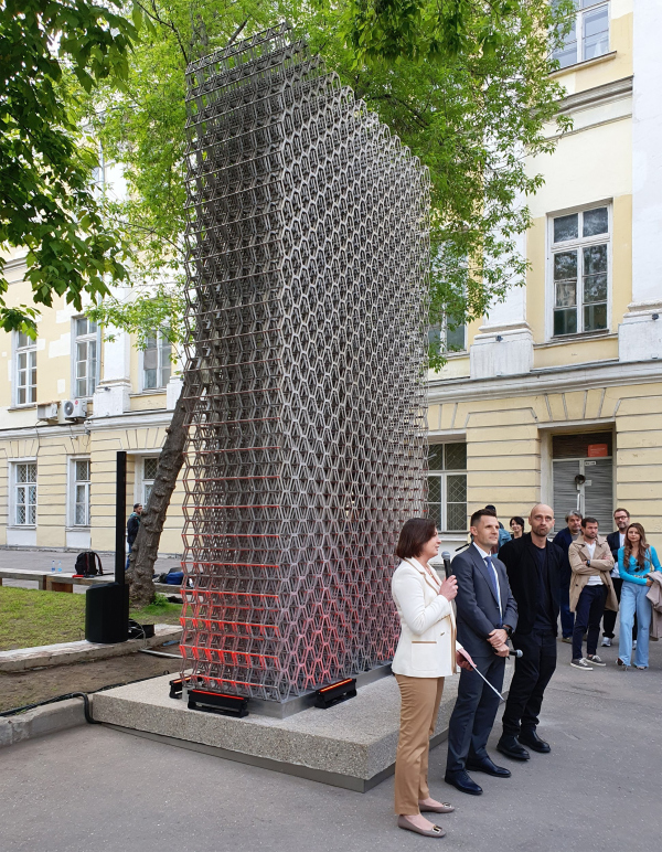 “Crystal of Perception” art object in the yard of the Architecture Museum. Author: Sergey Kuznetsov, co-author: Ivan Grekov, KROST production, 2024 Copyright: Photograph  Julia Tarabarina / Archi.ru