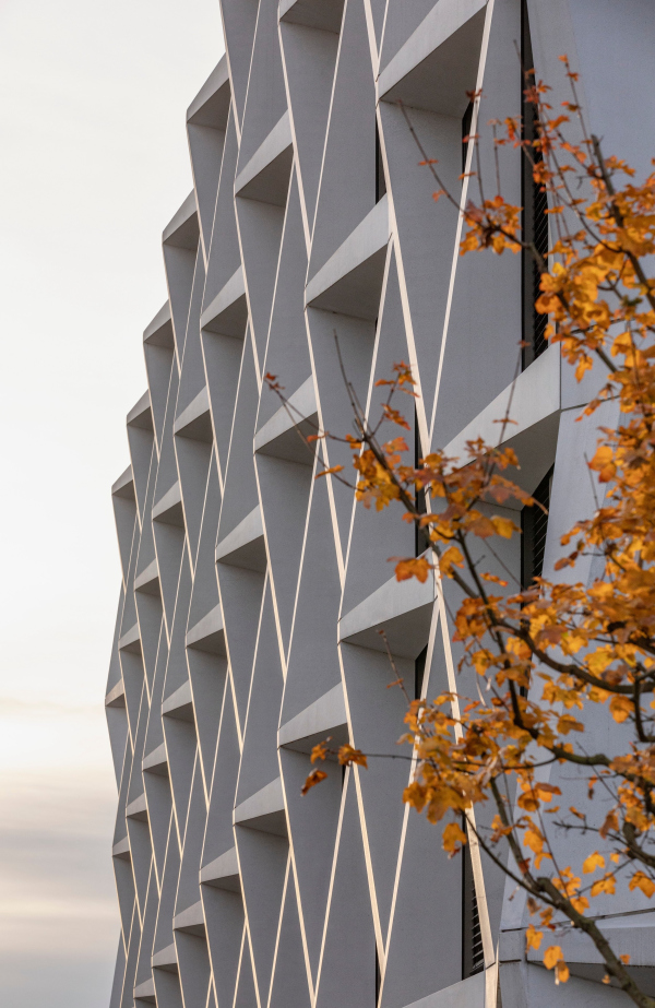   Neuer Kanzlerplatz     HG Esch