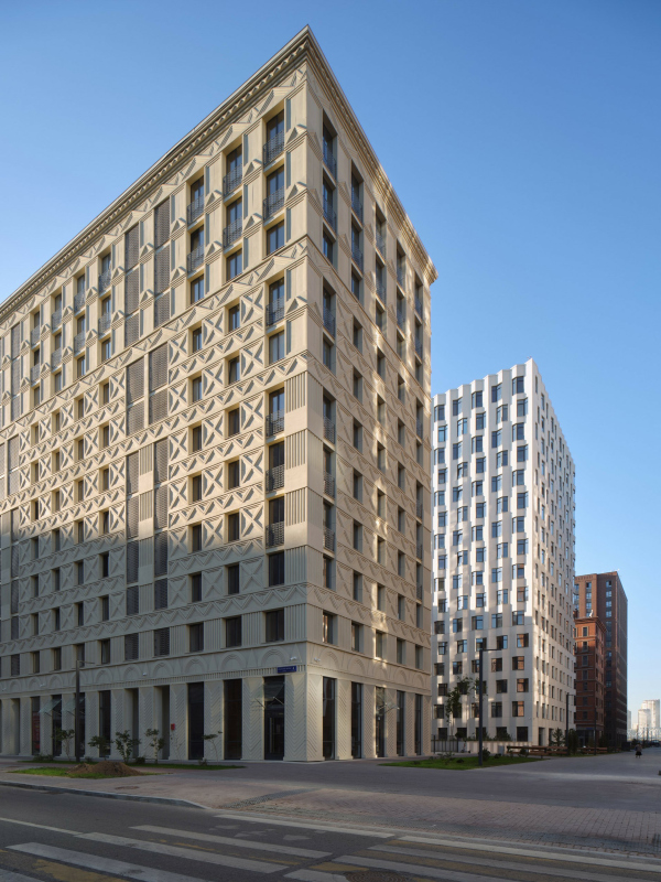 Block 14.1 “Chaika” (background). Ilia Utki house (foreground). ZILArt Copyright: Photograph  Maxim Loskutov / provided by DNK ag