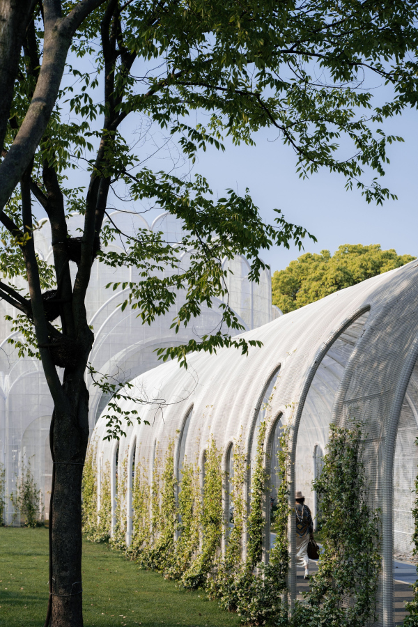   Emerald Screen Pergola     CreatAR lmages /  Wutopia Lab