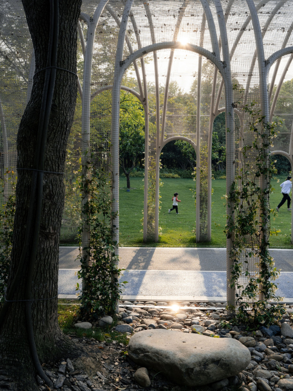   Emerald Screen Pergola     CreatAR lmages /  Wutopia Lab