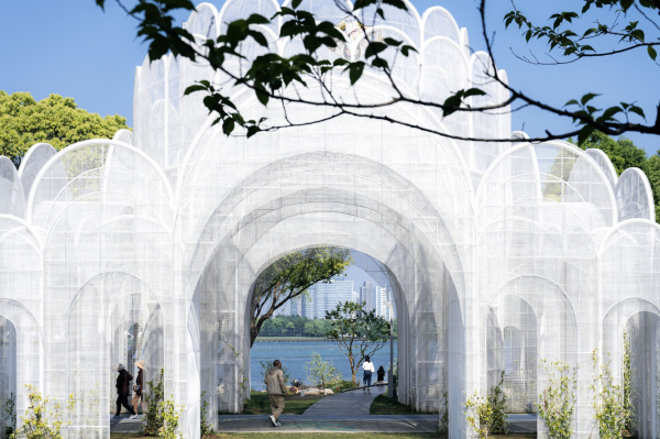   Emerald Screen Pergola     CreatAR lmages /  Wutopia Lab