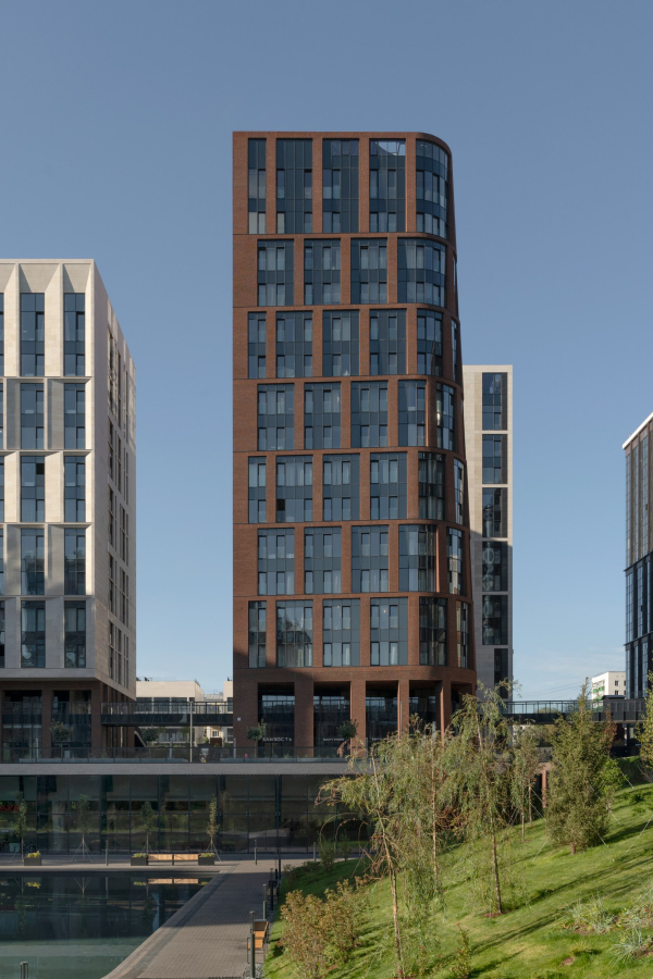 “Garden Quarters”, the public space, 2024. 2nd quarter, the tower designed by SSA Copyright: Photo  Daniel Annenkov / provided by Sergey Skuratov Architects