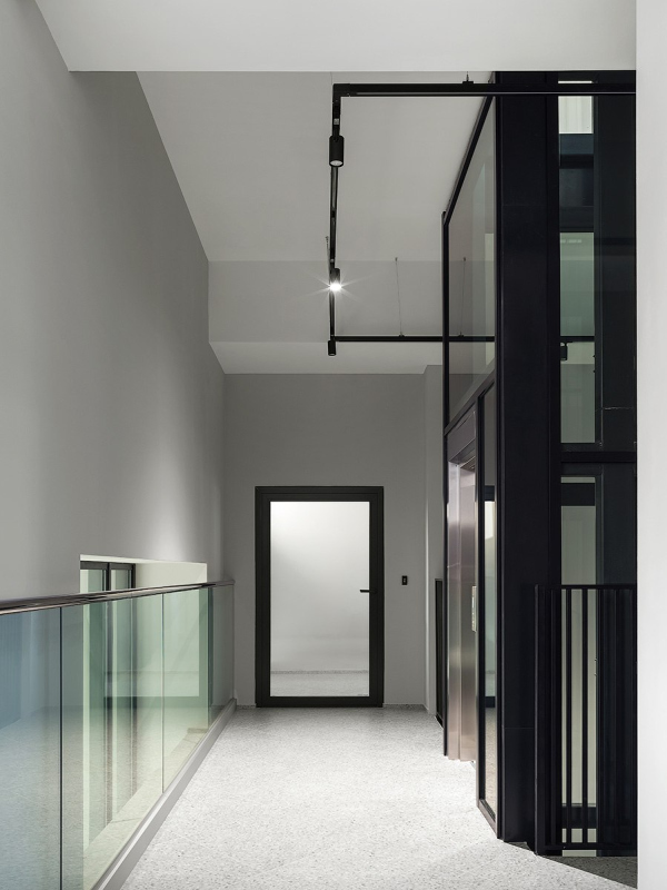   , -     /  UNK corporate interiors