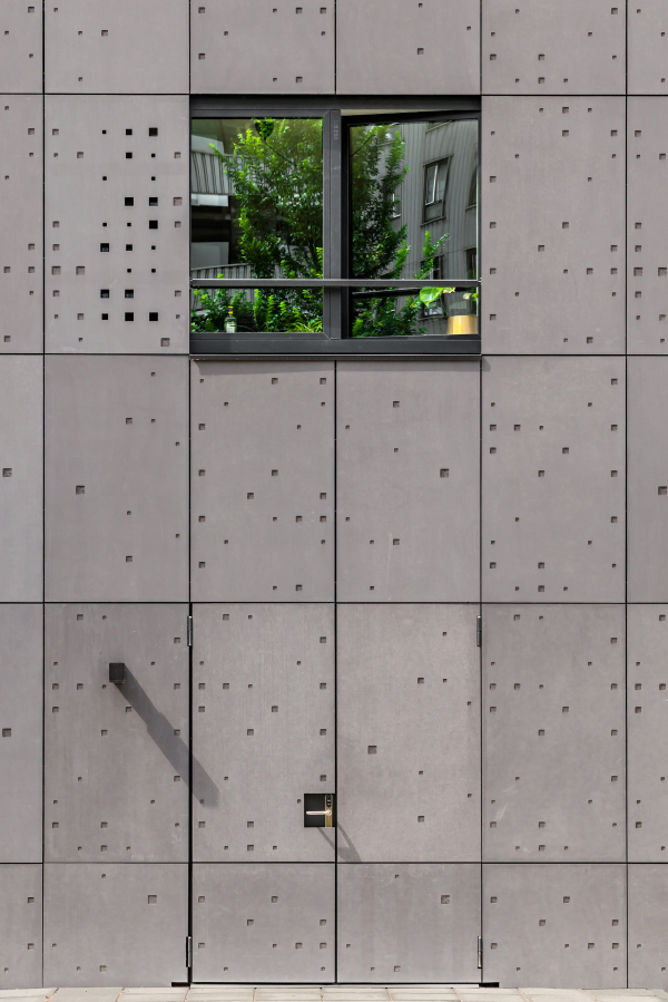      Suit 9   Sebastian van Damme /  Studioninedots