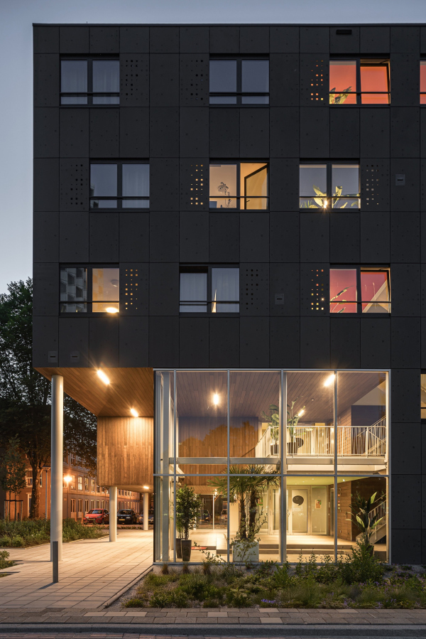      Suit 9   Sebastian van Damme /  Studioninedots