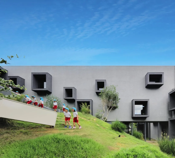 School: FK Kindergarten and Nursery, , .
: HIBINOSEKKEI + Youji no Shiro Photo by  Ryuji Inoue  /  WAF