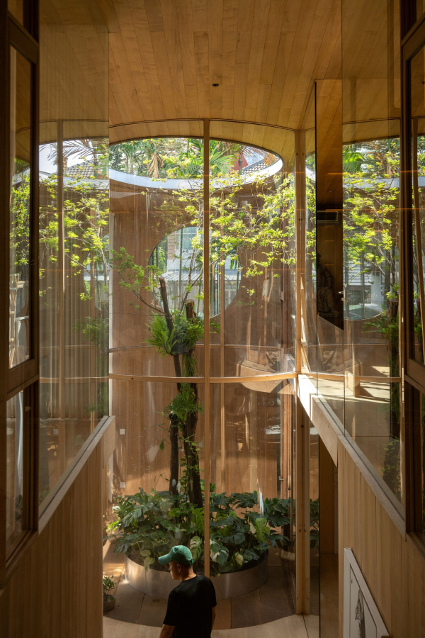 ��� ���������� ���� � Rungkit Charoenwat