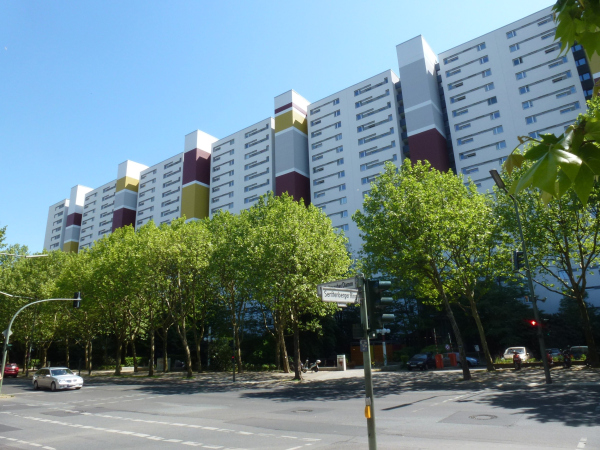 ������, ����� Märkisches Viertel Fridolin freudenfett (Peter Kuley), CC BY-SA 3.0 <https://creativecommons.org/licenses/by-sa/3.0>, via Wikimedia Commons