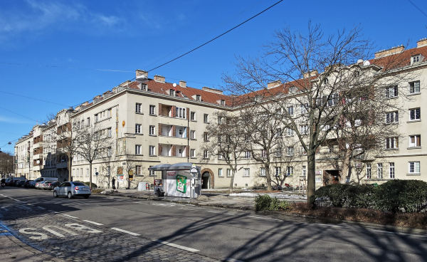 ����, �� Goethehof Invisigoth67, CC BY-SA 4.0 <https://creativecommons.org/licenses/by-sa/4.0>, via Wikimedia Commons