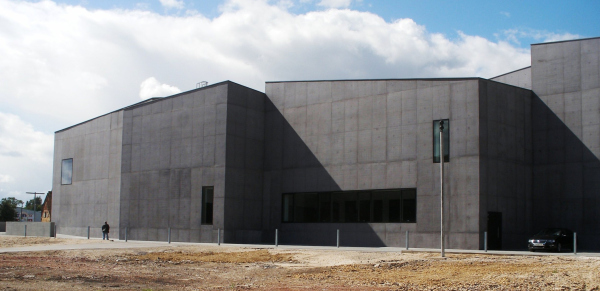 ����� Hepworth Wakefield J3Mrs at English Wikipedia, CC BY-SA 3.0 <https://creativecommons.org/licenses/by-sa/3.0>, via Wikimedia Commons