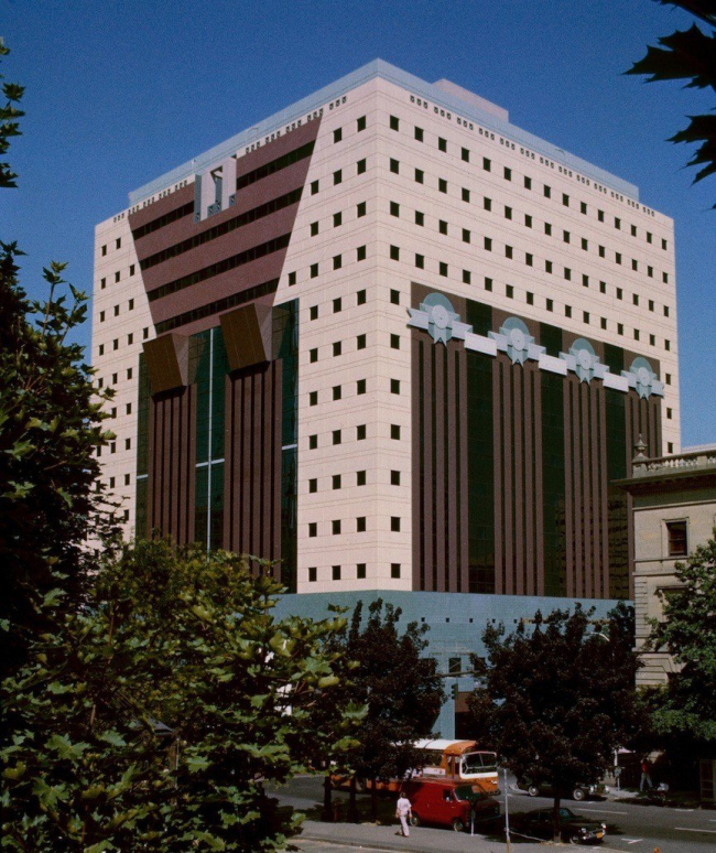����� ������. ���������������� ������ Portland Building � ���������. 1982. ����  Wikimedia Commons