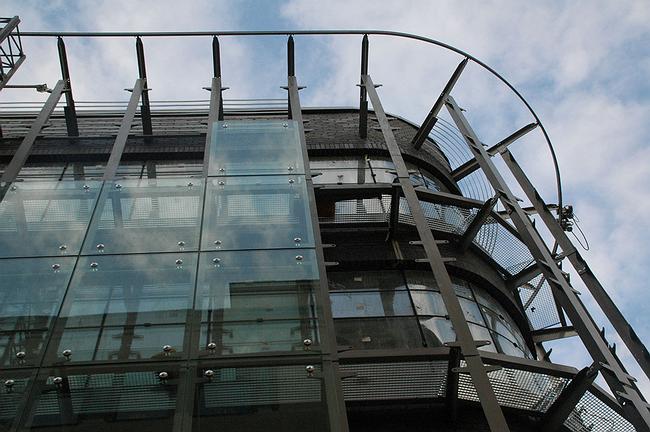 The structural glazing of the facade looking at Sadovoe Kolco, during installation. The external surface of the glass facade and the internal panoramic window are separated with great space