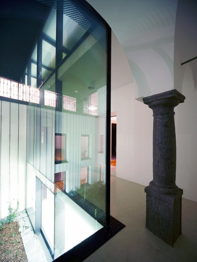   “Baroque Court Apartments”.   OFIS arhitekti.  Tomaz Gregoric, Jan Celeda