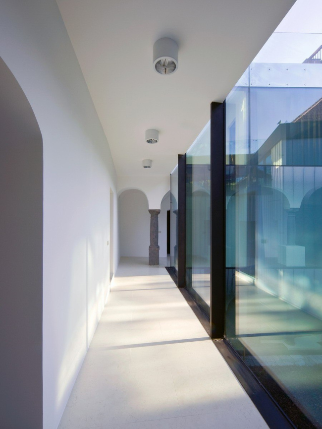 ����� �������� Baroque Court Apartments. ���� ������������� OFIS arhitekti. ��������� Tomaz Gregoric, Jan Celeda
