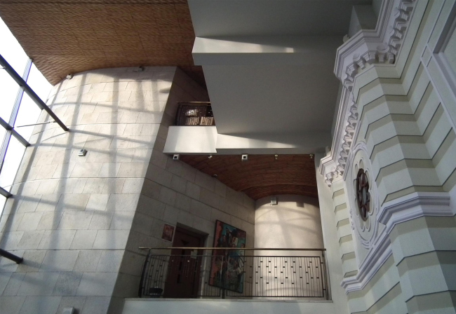 Интерьер входного холла синагоги. Фотография Юлии Тарабариной