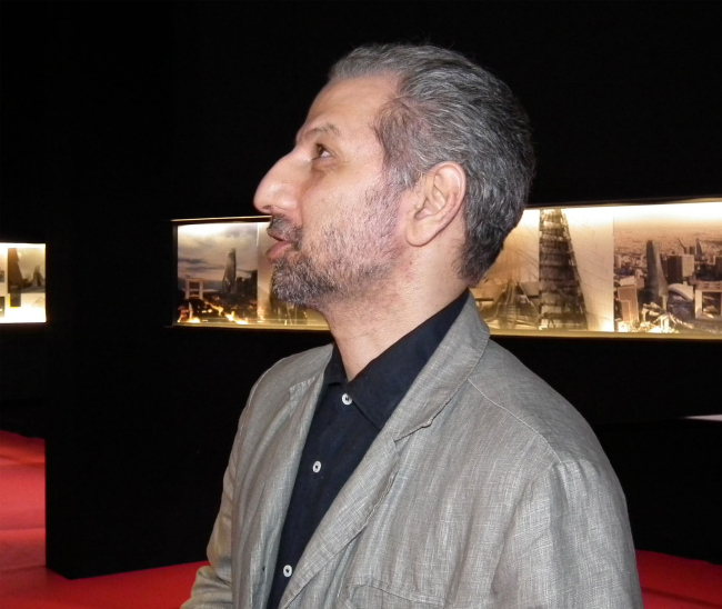 Куратор Левон Айрапетов на выставке «Слож(ен)ность»