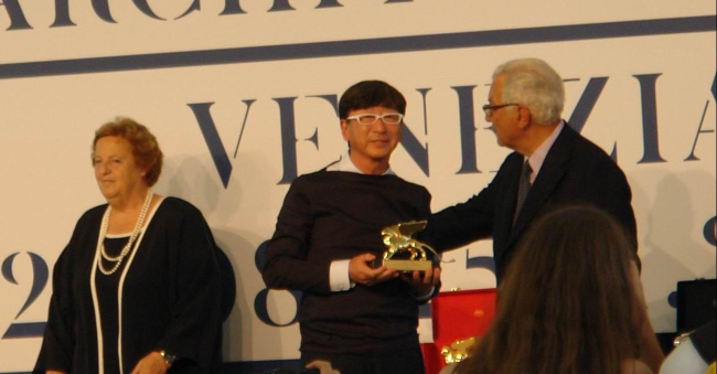 Тойо Ито получает «Золотого льва» за свою выставку в павильоне Японии. Фото Нины Фроловой