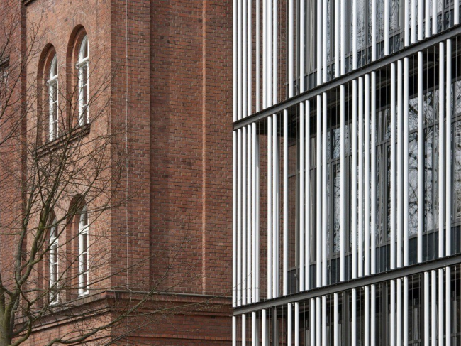 Главный корпус Технического университета Гамбург - Гарбург © Heiner Leiska