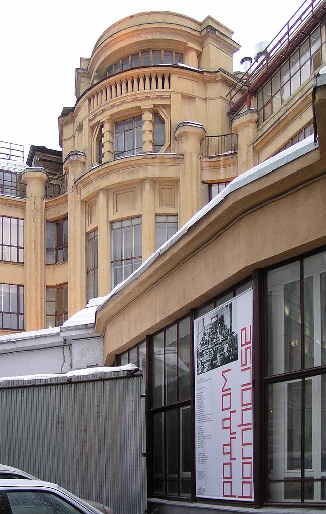 Корпус Строгановского училища, построенный А.Кузнецовым в 1913 году, в котором расположена галерея ВХУТЕМАС Корпус Строгановского училища, построенный А.Кузнецовым в 1913 году, в котором расположена галерея ВХУТЕМАС
