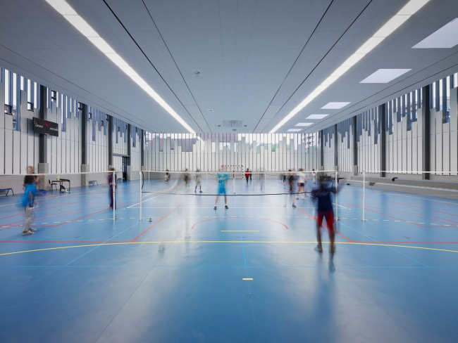 Спортивный зал и эспланада перед ратушей города Шель © Julien Lanoo