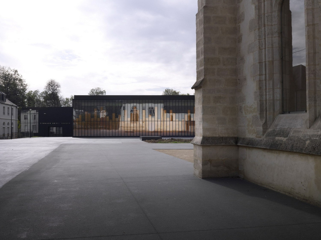 Спортивный зал и эспланада перед ратушей города Шель © Julien Lanoo
