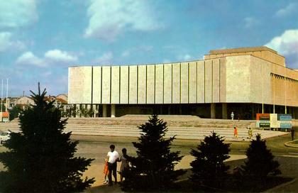 Краснодарский академический театр драмы имени Максима Горького. 1973 г. Фото: bryumer.livejournal.com Краснодарский академический театр драмы имени Максима Горького. 1973 г. Фото: bryumer.livejournal.com