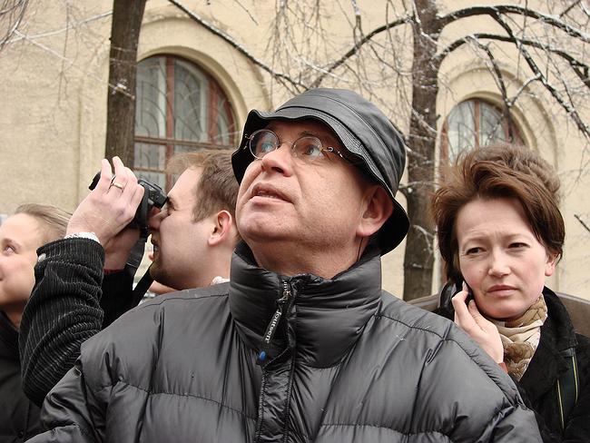 Алексей Бавыкин на экскурсии «Свободы доступа» перед построенным домом в Брюсовом переулке