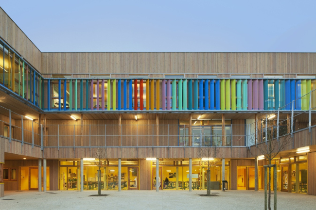 �������� ������ ������� (Groupe Scolaire Pasteur) � �����-��������. 2012. ���� � Jussi Tiainen