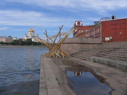 Экспозиция предстоящего фестиваля АрхСтояние в деревне Никола-Ленивец на время «Арх Москвы» расположилась на Стрелке Москва-реки. В этом году фестиваль украшали два веселых проекта, собранных, по преимуществу, из деревянных арт-объектов разных авторов: «Шаман-город» (или фестиваль «Города», который пройдет на Байкале) и «Арх-Стояние» (проводимое в деревне Николо-Ленивец на реке Угре). Между ними много различий, но еще больше сходства, что, в частности, проявилось во взаимном проникновении двух проектов в рамках «Арх-Москвы»: например, «Бубен» Андрея Асадова, предназначенный для Байкала, построили рядом с объектами АрхСтояния на Стрелке Москва-реки, где он отлично смотрелся рядом с ХХС – откровенно говоря, далеко не все поняли, что это два разных проекта. Просто в них сосредоточилось все самое «некоммерческое», столь ущемленное в этом году
Фотографии Ирины Фильченковой Экспозиция предстоящего фестиваля АрхСтояние в деревне Никола-Ленивец на время «Арх Москвы» расположилась на Стрелке Москва-реки. В этом году фестиваль украшали два веселых проекта, собранных, по преимуществу, из деревянных арт-объектов разных авторов: «Шаман-город» (или фестиваль «Города», который пройдет на Байкале) и «Арх-Стояние» (проводимое в деревне Николо-Ленивец на реке Угре). Между ними много различий, но еще больше сходства, что, в частности, проявилось во взаимном проникновении двух проектов в рамках «Арх-Москвы»: например, «Бубен» Андрея Асадова, предназначенный для Байкала, построили рядом с объектами АрхСтояния на Стрелке Москва-реки, где он отлично смотрелся рядом с ХХС – откровенно говоря, далеко не все поняли, что это два разных проекта. Просто в них сосредоточилось все самое «некоммерческое», столь ущемленное в этом году
Фотографии Ирины Фильченковой