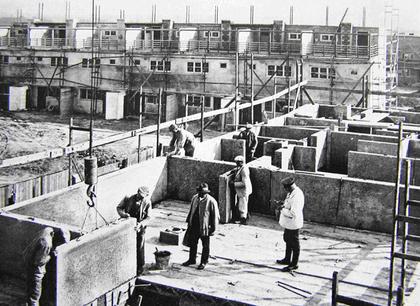 Рис. 1. Монтаж домов из крупных пемзобетонных плит.
Источник: Современное строительство Германии. Первая заграничная экскурсия инженеров-строителей и архитекторов. М.: Гостехиздат, 1929. 224 с.) Рис. 1. Монтаж домов из крупных пемзобетонных плит.
Источник: Современное строительство Германии. Первая заграничная экскурсия инженеров-строителей и архитекторов. М.: Гостехиздат, 1929. 224 с.)