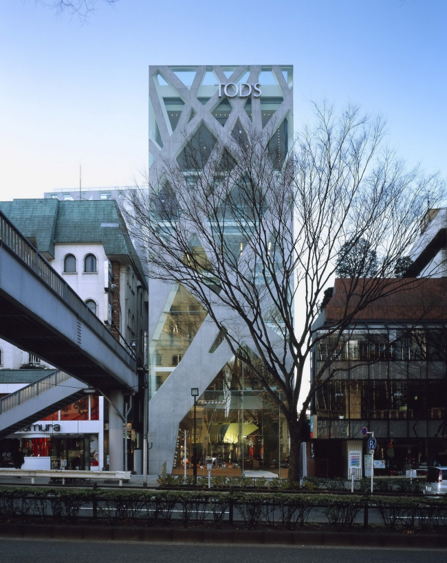 ������� TOD�S Omotesando � �����. 2004. ���� Nacasa & Partners Inc.