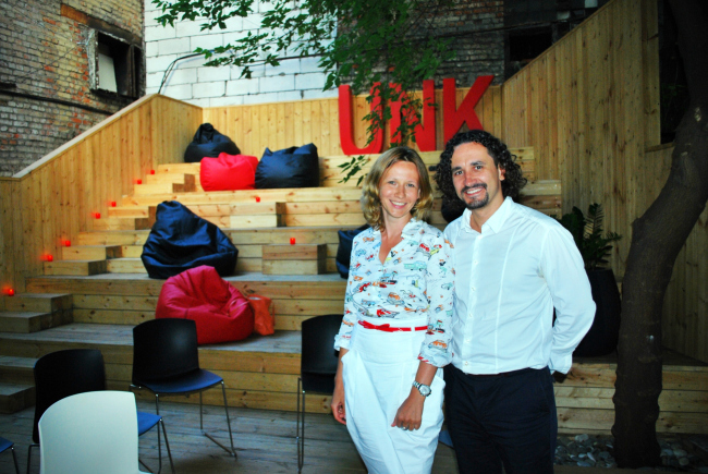 Юлия Тряскина и Юлий Борисов на фоне новой летней веранды офиса UNK project. Фото Светланы Котлуковой