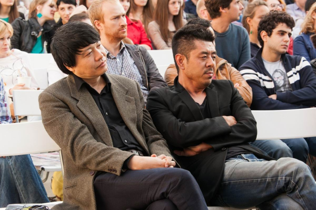 Китайские архитекторы Мэн Янь (Urbanus) и Ма Яньсун (MAD) на лекции в институте «Стрелка» © Strelka Institute