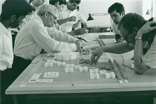 Луис Кан и сотрудники его мастерской работают над макетом. Конец 1960-х © Architectural Archives of the University of Pennsylvania,
Philadelphia, photo: George Alikakos Луис Кан и сотрудники его мастерской работают над макетом. Конец 1960-х © Architectural Archives of the University of Pennsylvania,
Philadelphia, photo: George Alikakos
