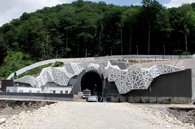 Портал железнодорожного туннеля № 4 на совмещенной (автомобильной и железной) дороге «Адлер - «Альпика-сервис». Фото с сайта www.gp-city.ru