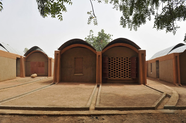 Дома для учителей начальной школы в Гандо © kere architecture