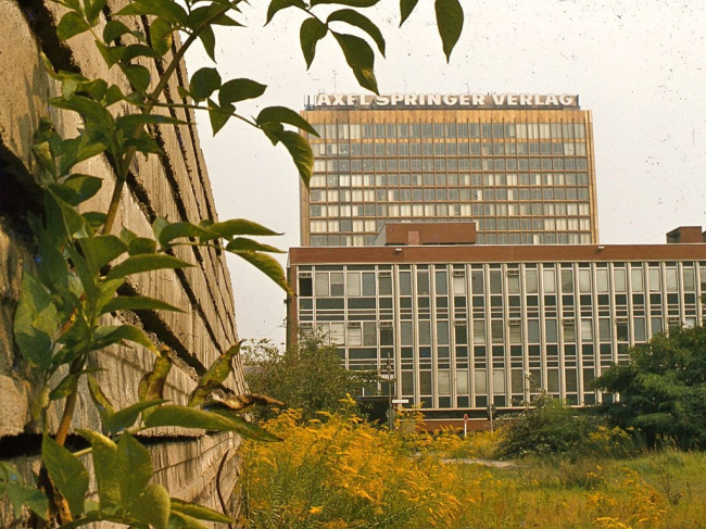 Штаб-квартира Axel Springer в Берлине. Слева  - Берлинская стена. 1977. Фото: GeorgeLouis via Wikimedia Commons