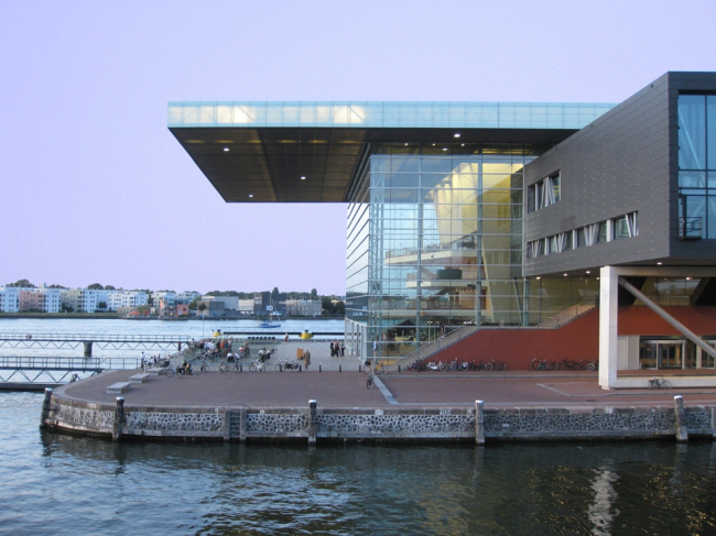   Muziekgebouw  .  Andrea Giannotti   archdaily.com