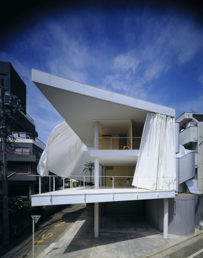 ��� Curtain Wall House � �����. 2000. ����: Hiroyuki Hirai. ������������� Shigeru Ban Architects