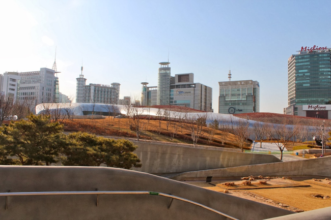 �������� Dongdaemun Design Park and Plaza. ���� � Anja van der Vorst / curlytraveller.com