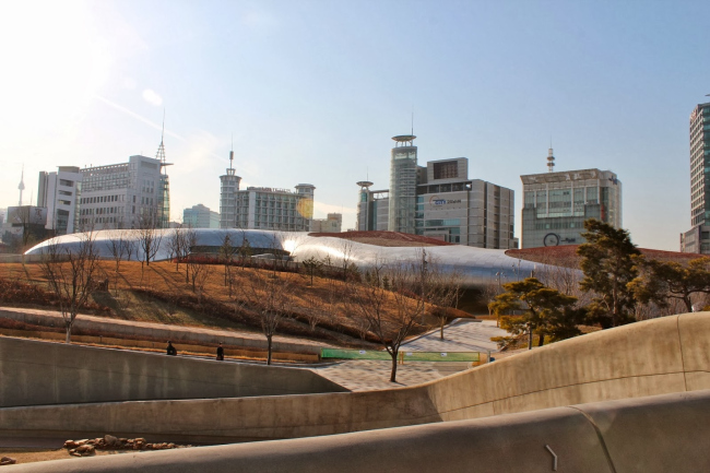 �������� Dongdaemun Design Park and Plaza. ���� � Anja van der Vorst / curlytraveller.com
