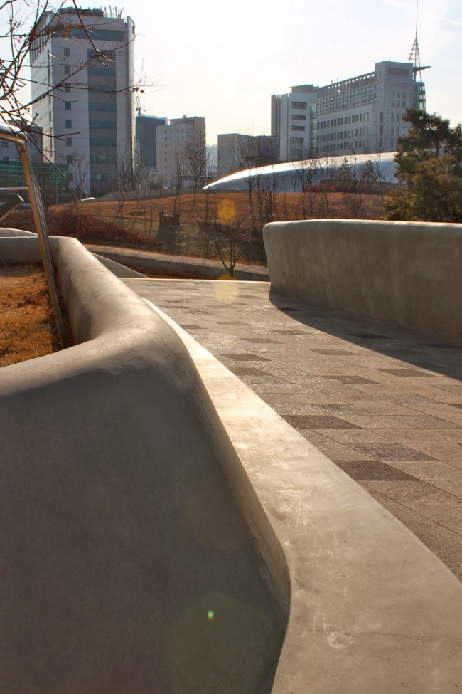 Комплекс Dongdaemun Design Park and Plaza. Фото © Anja van der Vorst / curlytraveller.com