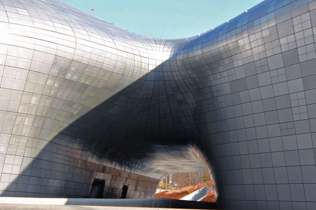 �������� Dongdaemun Design Park and Plaza. ���� � Anja van der Vorst / curlytraveller.com