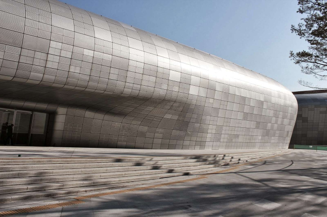 �������� Dongdaemun Design Park and Plaza. ���� � Anja van der Vorst / curlytraveller.com