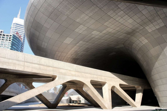 �������� Dongdaemun Design Park and Plaza. ���� � Anja van der Vorst / curlytraveller.com