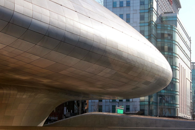 �������� Dongdaemun Design Park and Plaza. ���� � Anja van der Vorst / curlytraveller.com