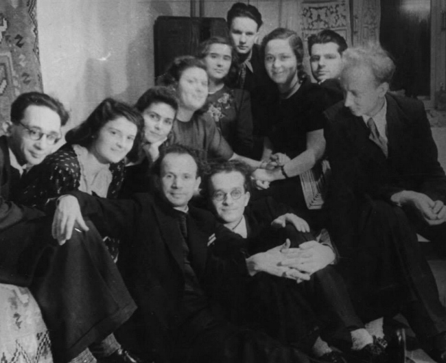 Э.Д. Добровольская (вторая слева) среди сотрудников ЦНРПМ, 1950-е годы. Фотография из архива Н.Д. Троскиной Э.Д. Добровольская (вторая слева) среди сотрудников ЦНРПМ, 1950-е годы. Фотография из архива Н.Д. Троскиной
