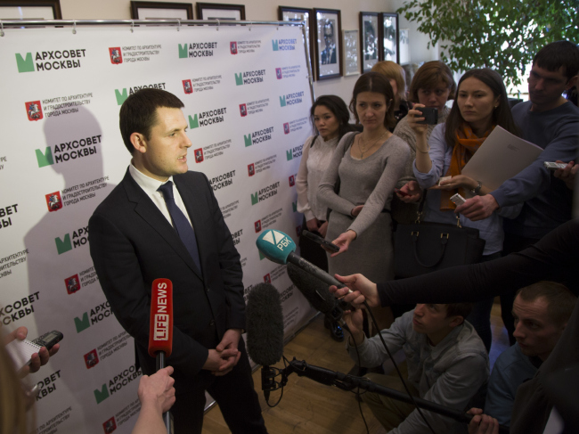 Главный архитектор Москвы Сергей Кузнецов отвечает на вопросы журналистов после пресс-конференции 10 апреля 2014 в Москомархитектуре. Фото предоставлено ГМИИ им. А.С. Пушкина